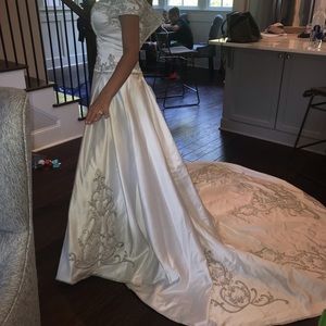 Winnie Couture never worn wedding gown
